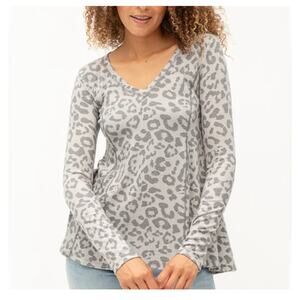 NWT Grey Leopard Women’s Size Medium Hi-Low Hem Long Sleeve Flattering Top K172